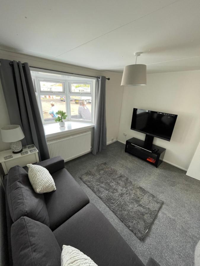 1-Bedroom Semi-Detached Chalet In Uddingston, Glasgow ภายนอก รูปภาพ