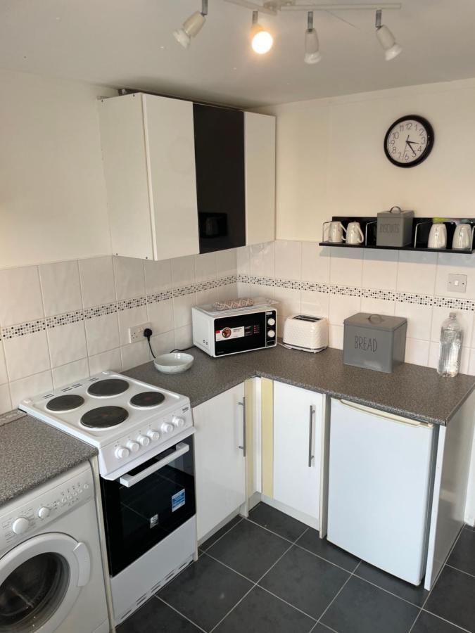 1-Bedroom Semi-Detached Chalet In Uddingston, Glasgow ภายนอก รูปภาพ
