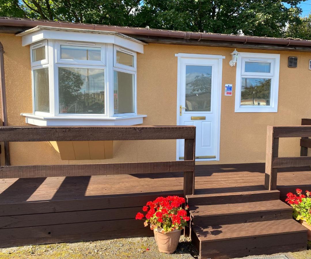1-Bedroom Semi-Detached Chalet In Uddingston, Glasgow ภายนอก รูปภาพ