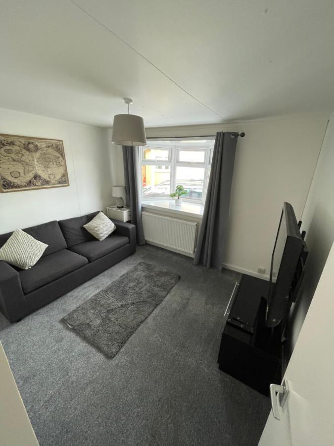 1-Bedroom Semi-Detached Chalet In Uddingston, Glasgow ภายนอก รูปภาพ