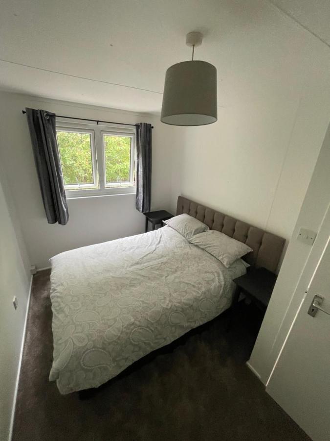 1-Bedroom Semi-Detached Chalet In Uddingston, Glasgow ภายนอก รูปภาพ