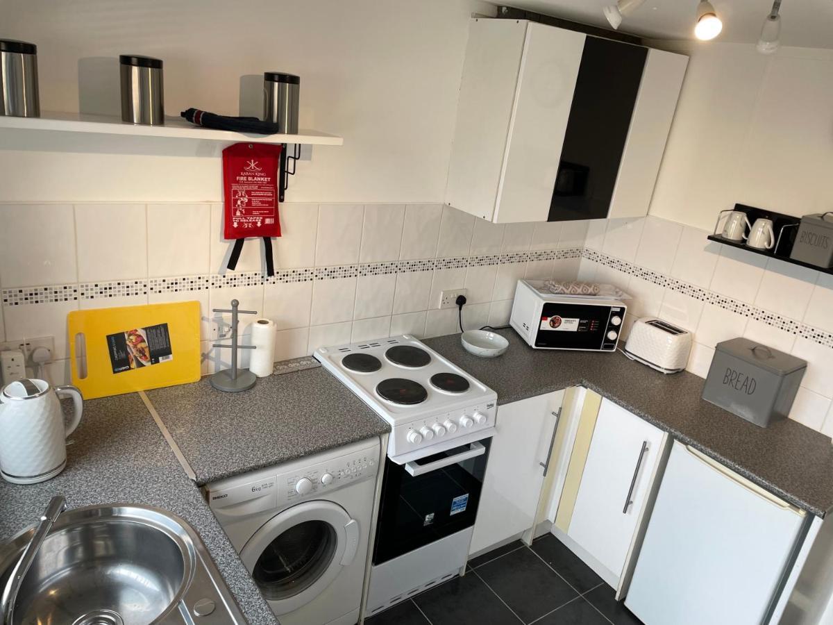 1-Bedroom Semi-Detached Chalet In Uddingston, Glasgow ภายนอก รูปภาพ