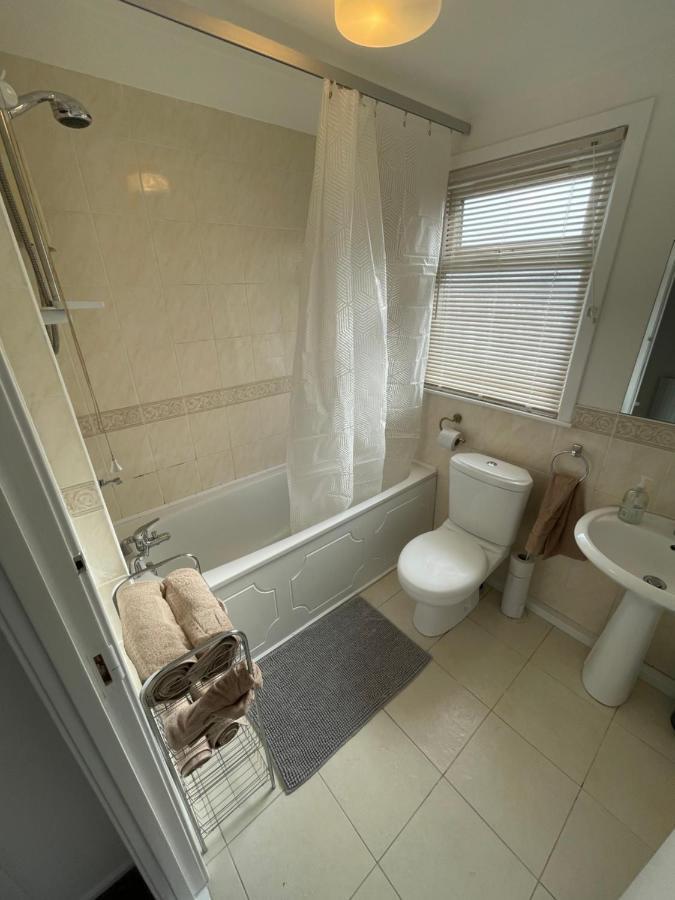 1-Bedroom Semi-Detached Chalet In Uddingston, Glasgow ภายนอก รูปภาพ